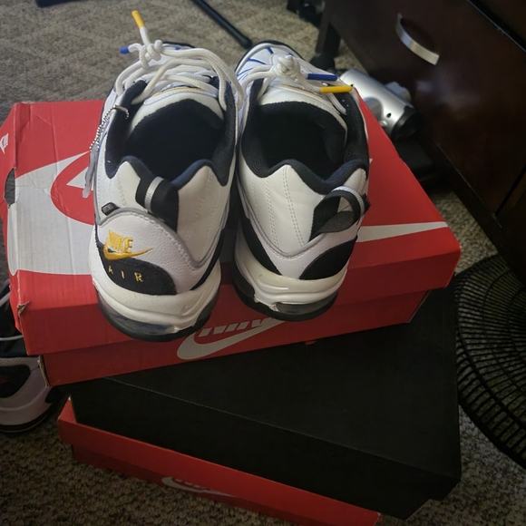 Nike - Picture 2 of 4